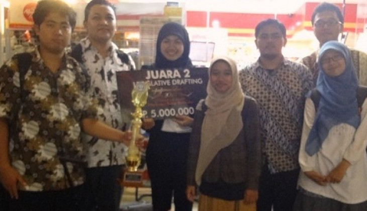 Tim FH UGM Juara II Kompetisi Legislative Drafting Nasional