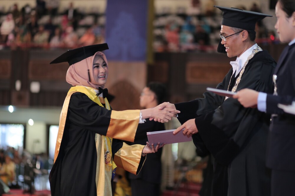 Rektor UGM Mewisuda 845 Lulusan Pascasarjana Universitas Gadjah Mada