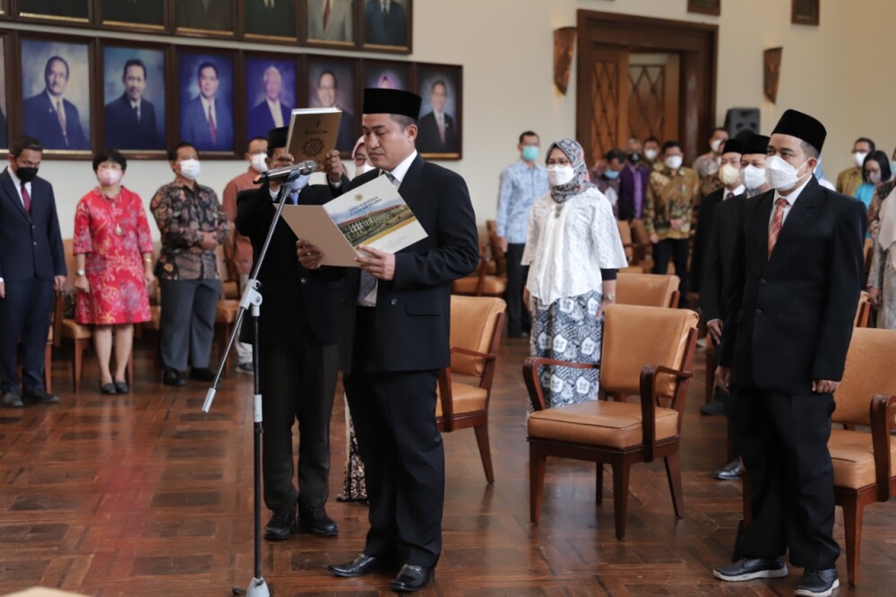 Rektor UGM Lantik 9 Pejabat Baru Universitas Gadjah Mada