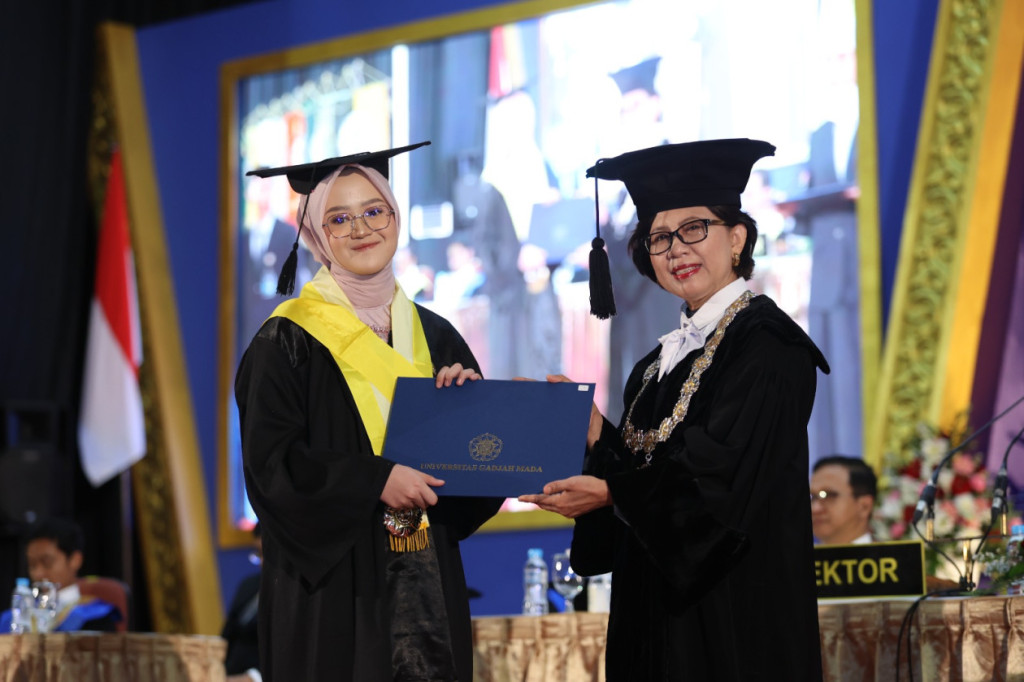 Rektor UGM Mewisuda 2 163 Lulusan Sarjana Dan Diploma Universitas