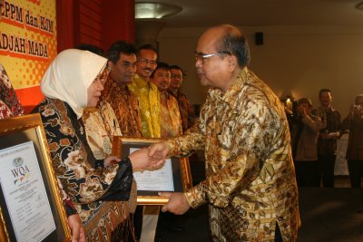 BSembilan Unit Kerja UGM Raih Sertifikat ISO 9001:2000