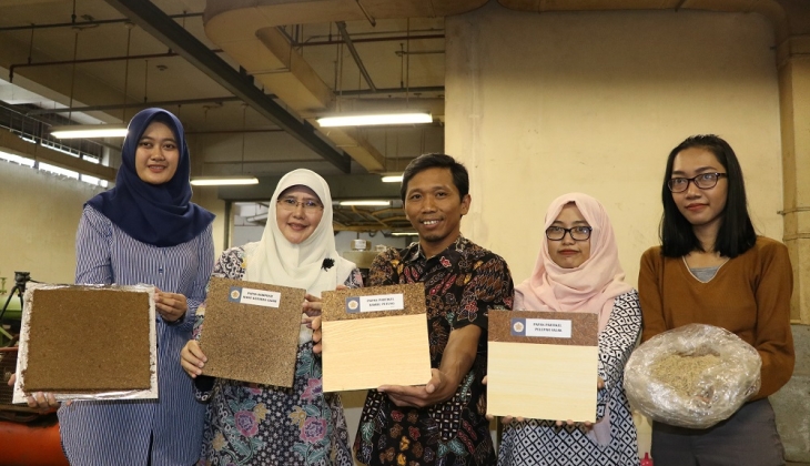 Peneliti UGM Manfaatkan Kotoran Gajah Jadi Papan Komposit