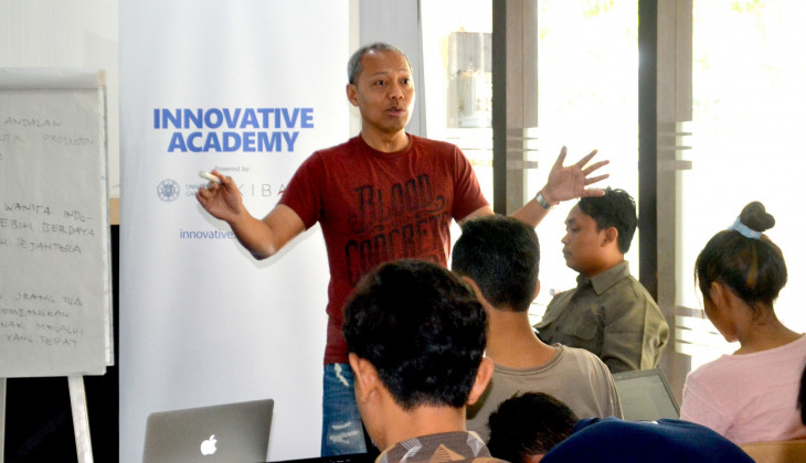 Mantan CEO Schlumberger Beri Wawasan Bisnis Pada Calon Startup UGM