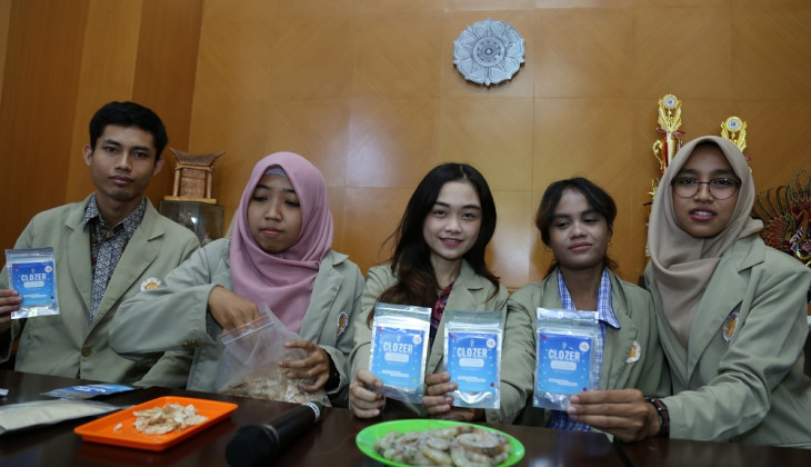 Mahasiswa UGM Olah Limbah Cangkang Udang Jadi Closet Sanitizer   