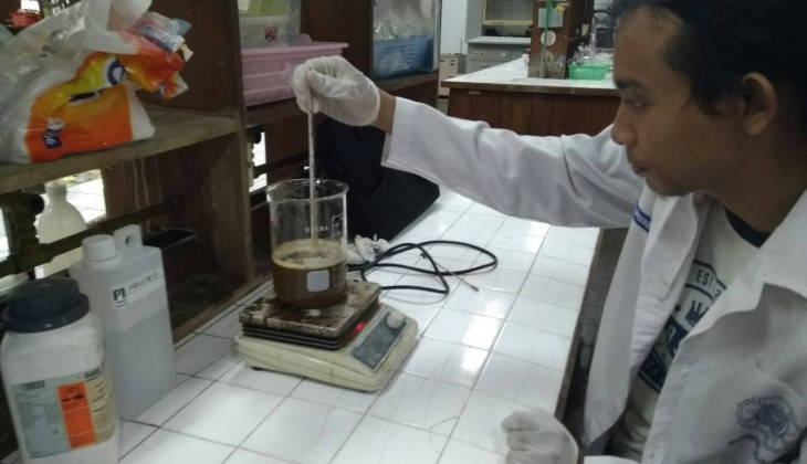 Mahasiswa UGM Mengubah Kulit Kacang menjadi Bioetanol