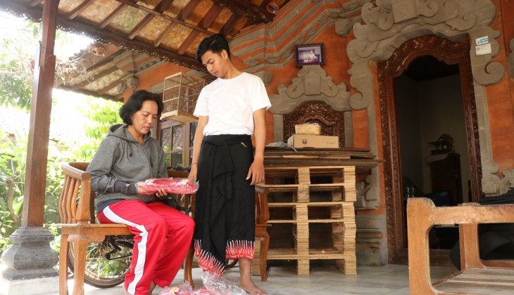 Kisah Anak Janda Penjual Sandal dari Bali Diterima Kuliah di UGM