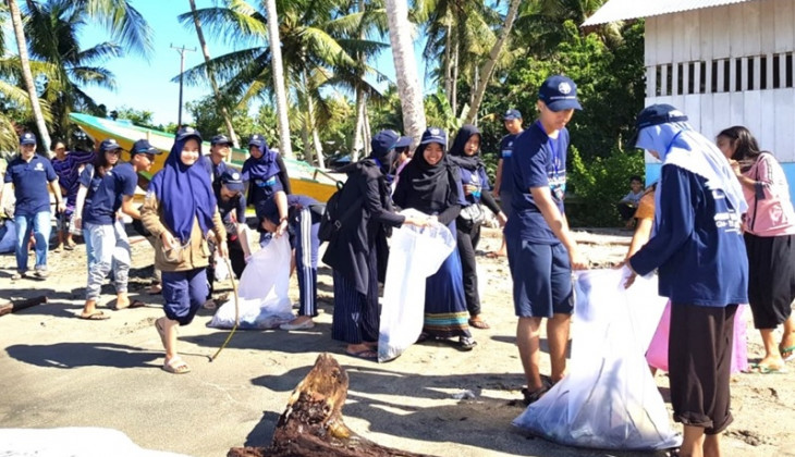 Mahasiswa KKN UGM Ajak Masyarakat Bersih Pantai Bacan Halmahera Selatan