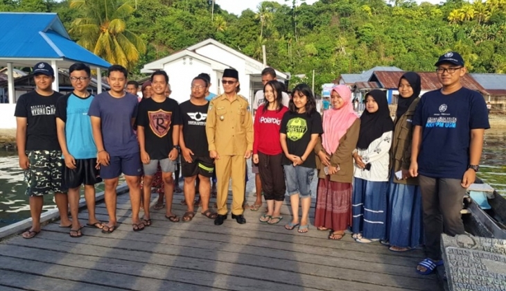 Mahasiswa KKN UGM Ajak Masyarakat Bersih Pantai Bacan Halmahera Selatan