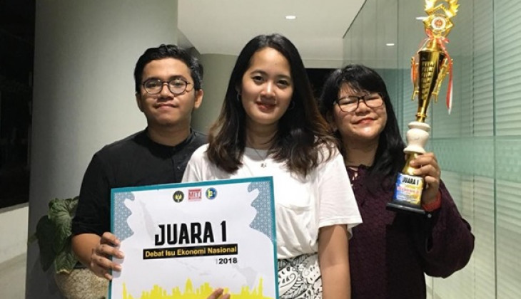 Mahasiswa UGM Juara 1 Lomba Debat Ekonomi Nasional 2018