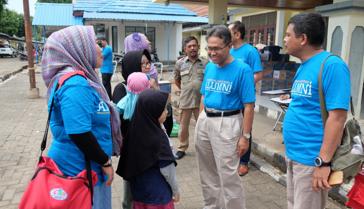 Rektor UGM Kunjungi Pengungsi Korban Gempa dan Tsunami Sulteng