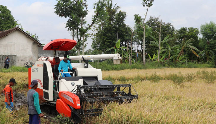 FTP UGM Kenalkan Alat Mesin Pertanian Korea Pada Petani Bantul