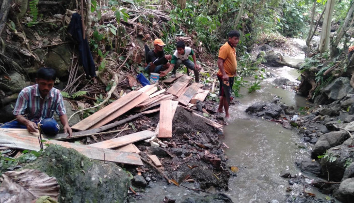 Tim KKN Peduli Bencana UGM Unit Donggala Perbaiki Penampungan Air di Desa Tondo