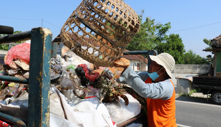 Anak Tukang Angkut Sampah Berhasil Kuliah di UGM