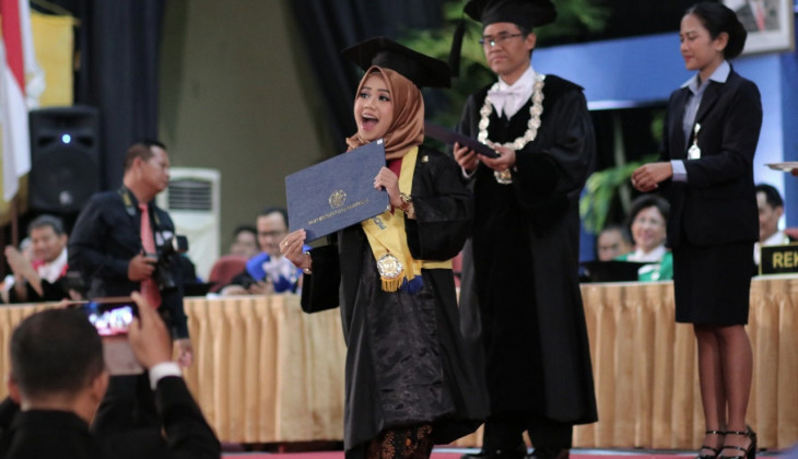 Rektor UGM Mewisuda 1.277 Lulusan Sarjana dan Diploma