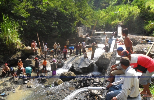 Mahasiswa KKN PPM Alirkan Air dari Kaki Lereng Merapi