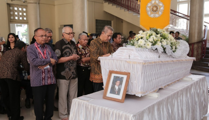 Guru Besar FEB UGM Prof. Nopirin Tutup Usia