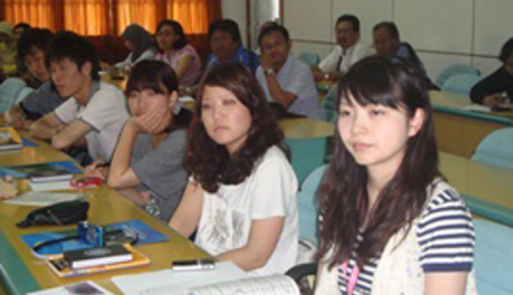 Sembilan Mahasiswa Ehime University Ikuti KKN-PPM UGM