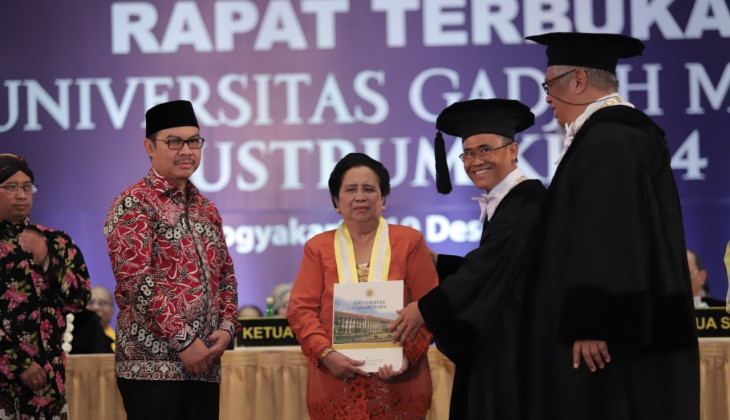 Prof. Murdijati Gardjito Terima Penghargaan Anugerah UGM