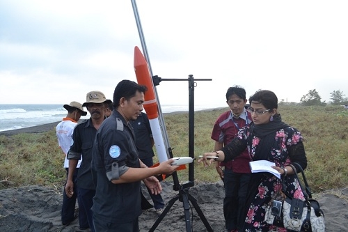 21 Roket Berhasil Diluncurkan dari Pantai Pandansimo