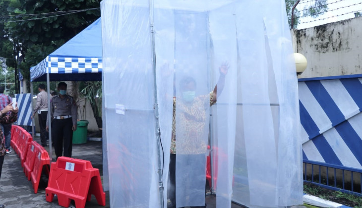 FMIPA UGM Beri Bantuan Bilik Antiseptik di Kantor Ditlantas Polda DIY