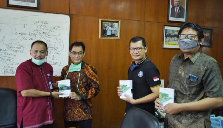 UGM Serahkan Buku Saku Desa Tangguh Covid-19 ke Dinas Sosial DIY