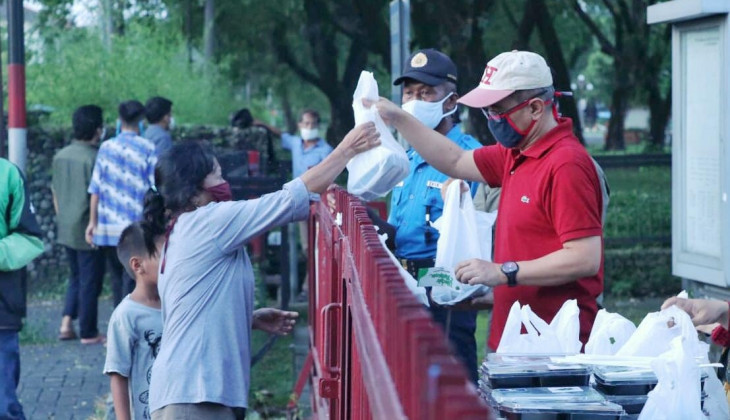 UGM Bagi-Bagi Takjil Sambut Datangnya Bulan Ramadhan