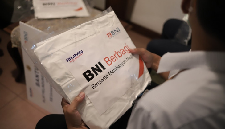 UGM Terima Bantuan Sembako dan APD dari BNI