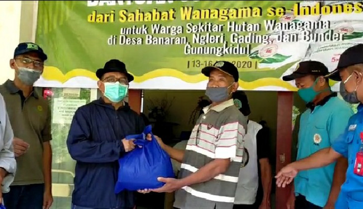 Wanagama Bagikan 660 Paket Sembako Bagi Warga Sekitar