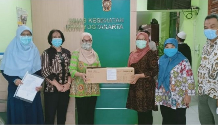 Fakultas Farmasi UGM Serahkan APD untuk Dinkes di DIY