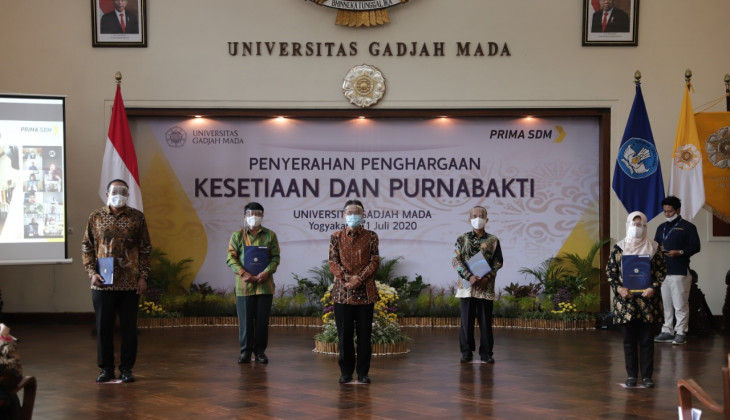 UGM Beri Penghargaan Purnabakti dan Kesetiaan pada Dosen dan Tenaga Kependidikan