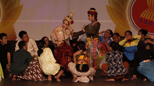 90 Mahasiswa Tampilkan ASEAN Rainbow  Universitas Gadjah Mada