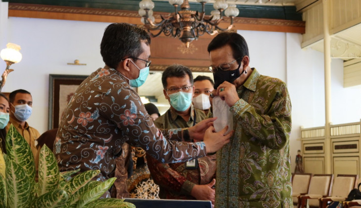 Sri Sultan Mencoba Alat Diagnosis Covid-19 Buatan UGM