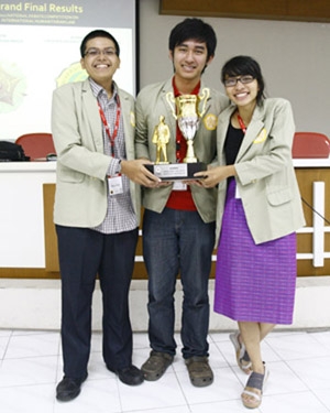 Tim Debat UGM Juara I Kompetisi Hukum Humaniter Internasional