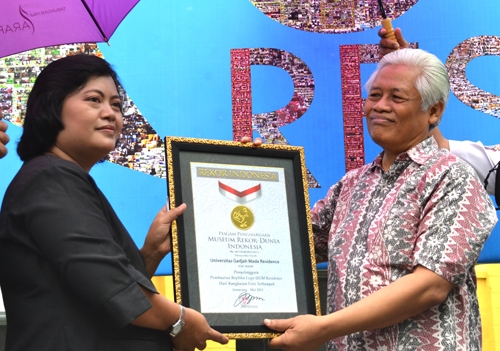 Tersusun dari Rangkaian 27 Ribu Lembar Foto, Logo UGM Residence Raih Rekor MURI