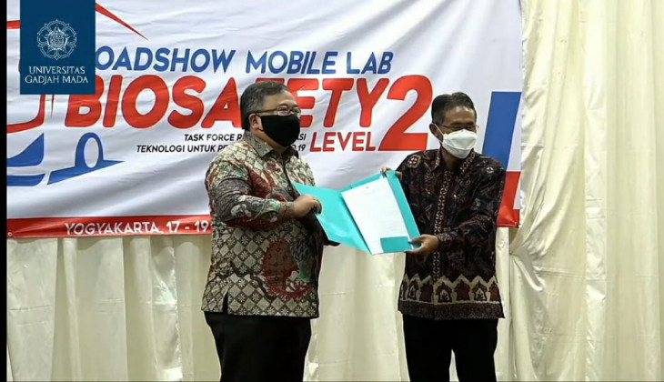 Research and Technology Minister Hands Over Decree on Red and White Vaccine Development to UGM