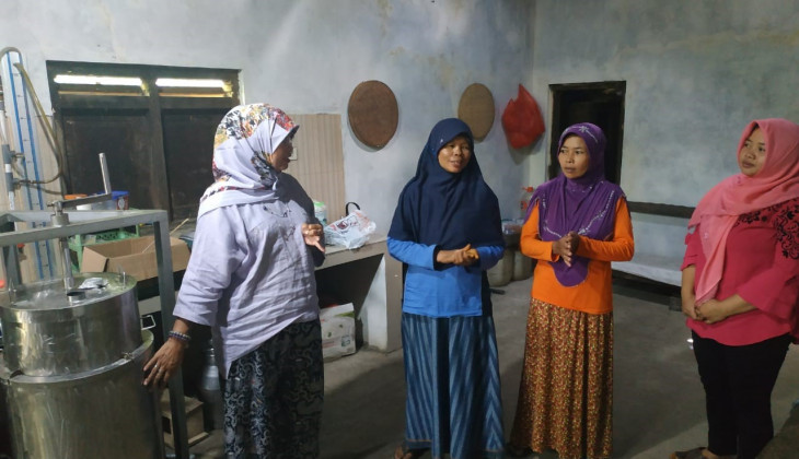 UGM Berdayakan Istri Peternak di Pacitan Mampu Mengolah Susu Segar