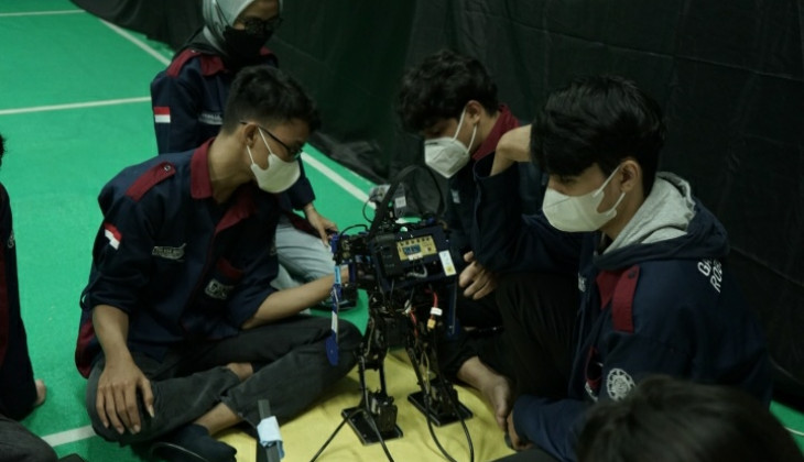 Tim Robot UGM Juara 2 KRSBI Humanoid KRI Wilayah I 2021