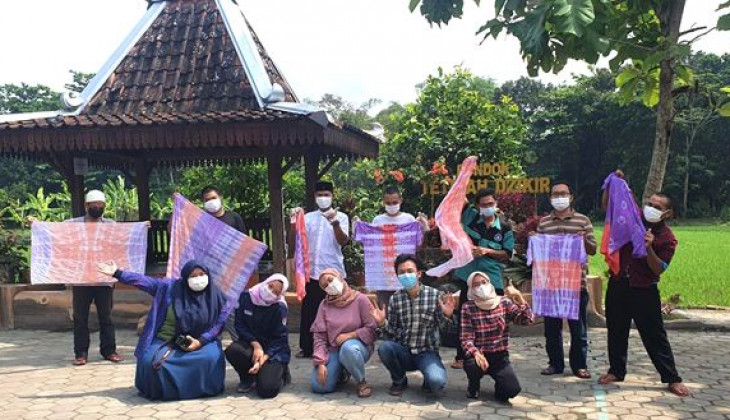 Mahasiswa UGM Berdayakan Santri Lewat Usaha Batik Jumputan dan Ecoprint