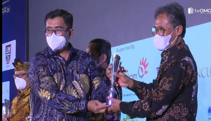 Rektor UGM Panut Mulyono Raih Penghargaan Best University Leaders di Obsession Award 2021