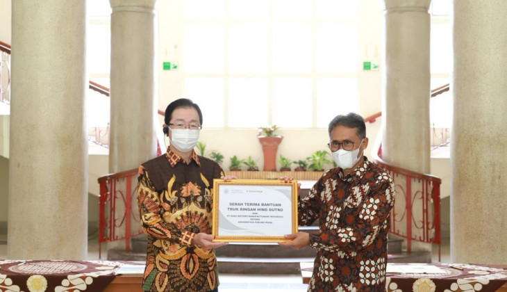 UGM Terima Hibah Truk Ringan dari Hino Indonesia