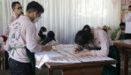 152 Mahasiswa Peserta Winter Course Ikuti Field Visit Membatik
