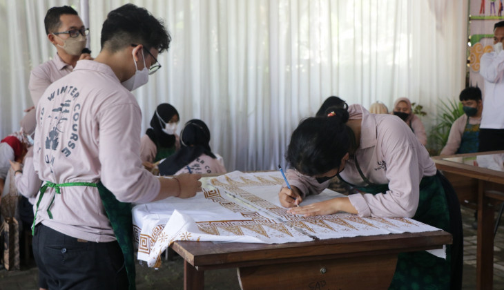 152 Mahasiswa Peserta Winter Course Ikuti Field Visit Membatik