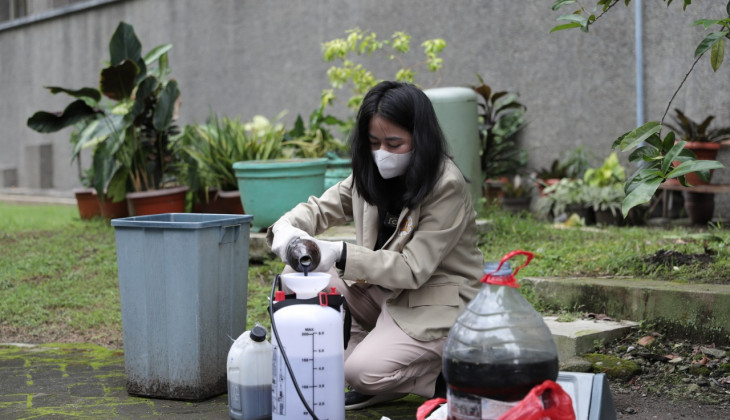 Mahasiswa UGM Buat Eco Lindi Cairan Penetral Bau Sampah
