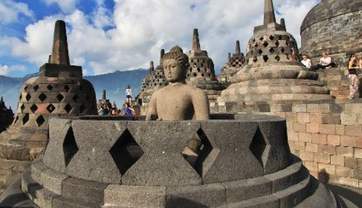 Pengunjung yang Naik ke Candi Borobudur Sebaiknya Dibatasi