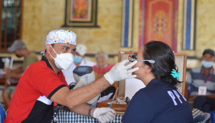 Mahasiswa UGM Lakukan Pemeriksaan Mata dan Operasi Katarak Gratis di Desa Meliling Bali