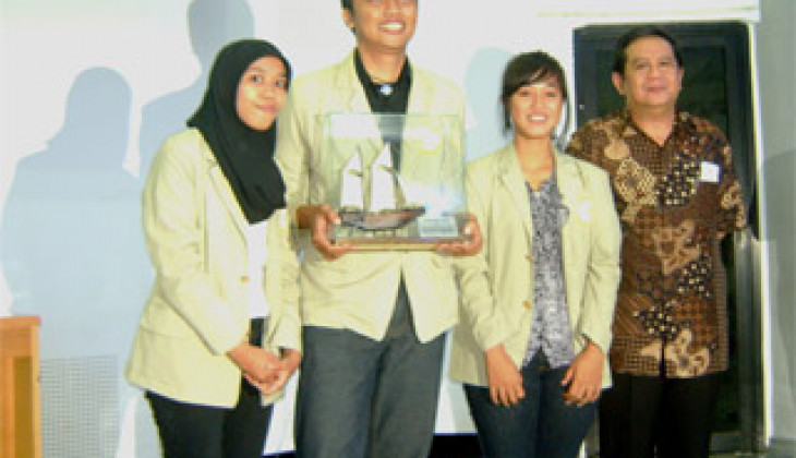 Tim UGM Jawara Indonesian Varsities English Debate 2011  