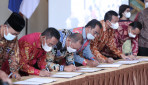 23 Pemerintah Kabupaten/Kota Tandatangani Komitmen Reformasi Birokrasi Tematik Penanggulangan Kemiskinan di UGM   
