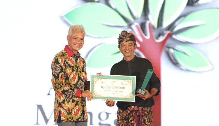 Ganjar Pranowo Beri Penghargaan Anugerah Alumni UGM Mengabdi