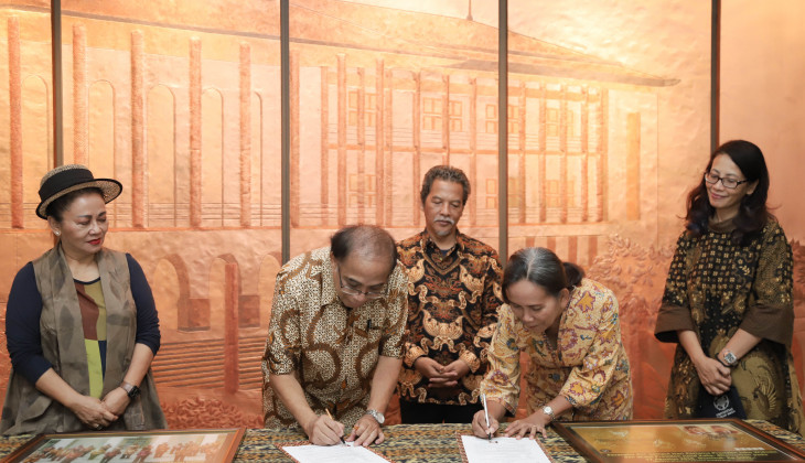 Former Coordinating Minister for Maritime Affairs Donates Collections to UGM Museum