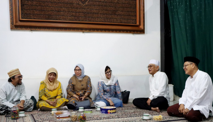 Rektor UGM Berkunjung ke Kediaman Gus Mus di Rembang